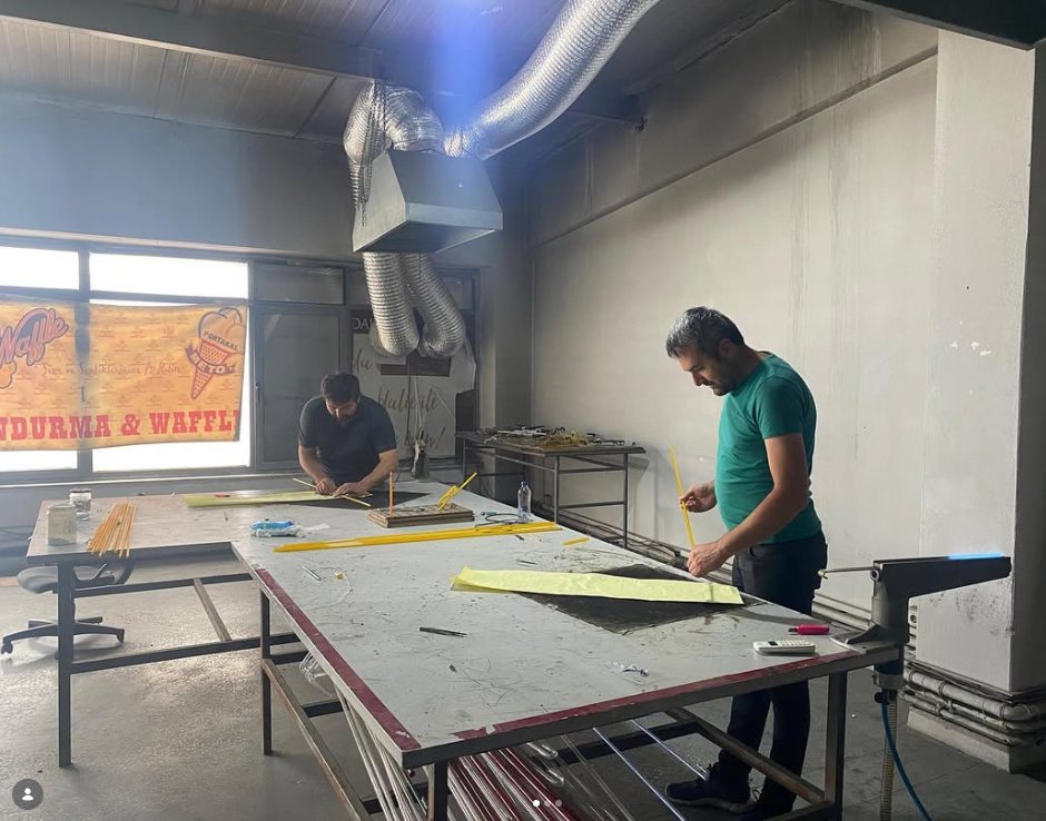 Teknik Neon atölyesinde cam neon tüp bükümü