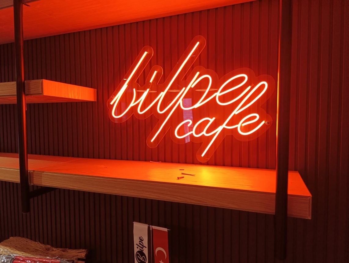 Bilpe Cafe — LED neon