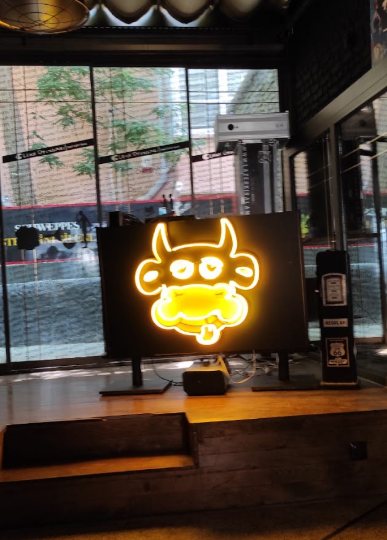 Boğa figürü — LED neon · restoran vitrini