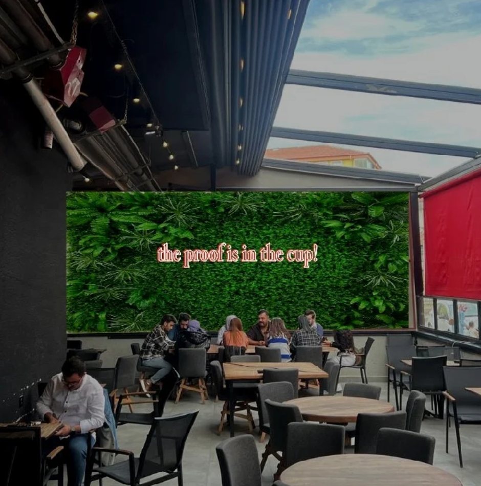 Kafe teras — Yeşil duvar üzerine LED neon