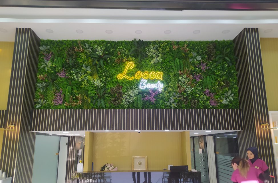 Locca Beauty — LED neon yazı · yeşil duvar