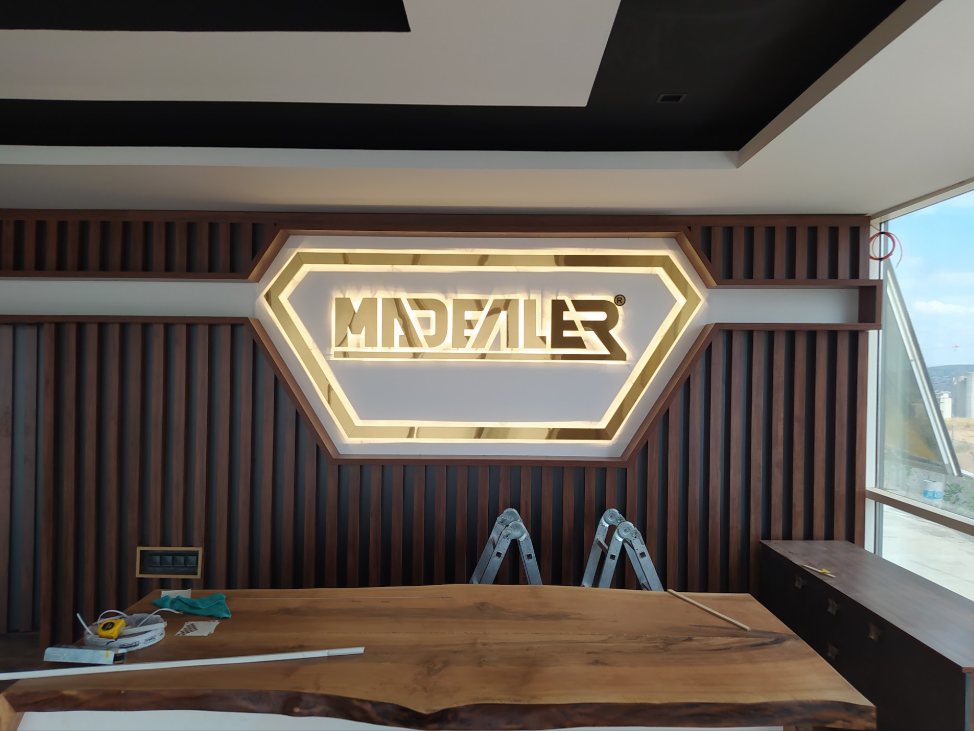 Madenler Makina — Halo aydınlatmalı logo panosu · ofis