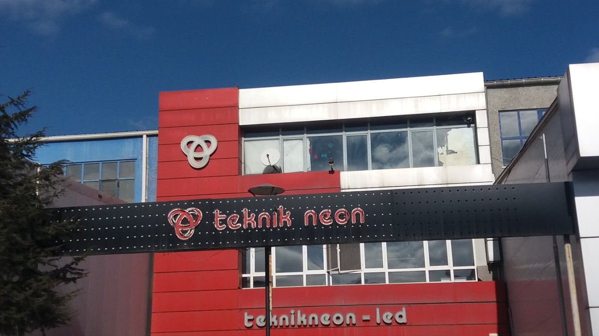 İvedik OSB'deki Teknik Neon binası ve tabelası
