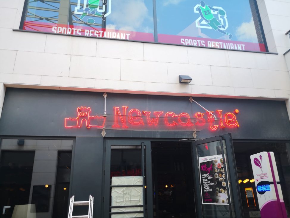 Newcastle — Neon logo · restoran girişi