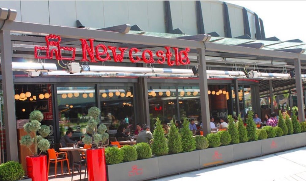 Newcastle — Işıklı kutu harf ve logo · restoran cephesi