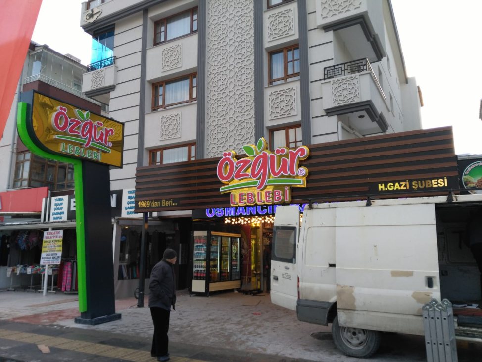 Özgür Leblebi — Totem ve ışıklı kutu harf · H. Gazi şubesi